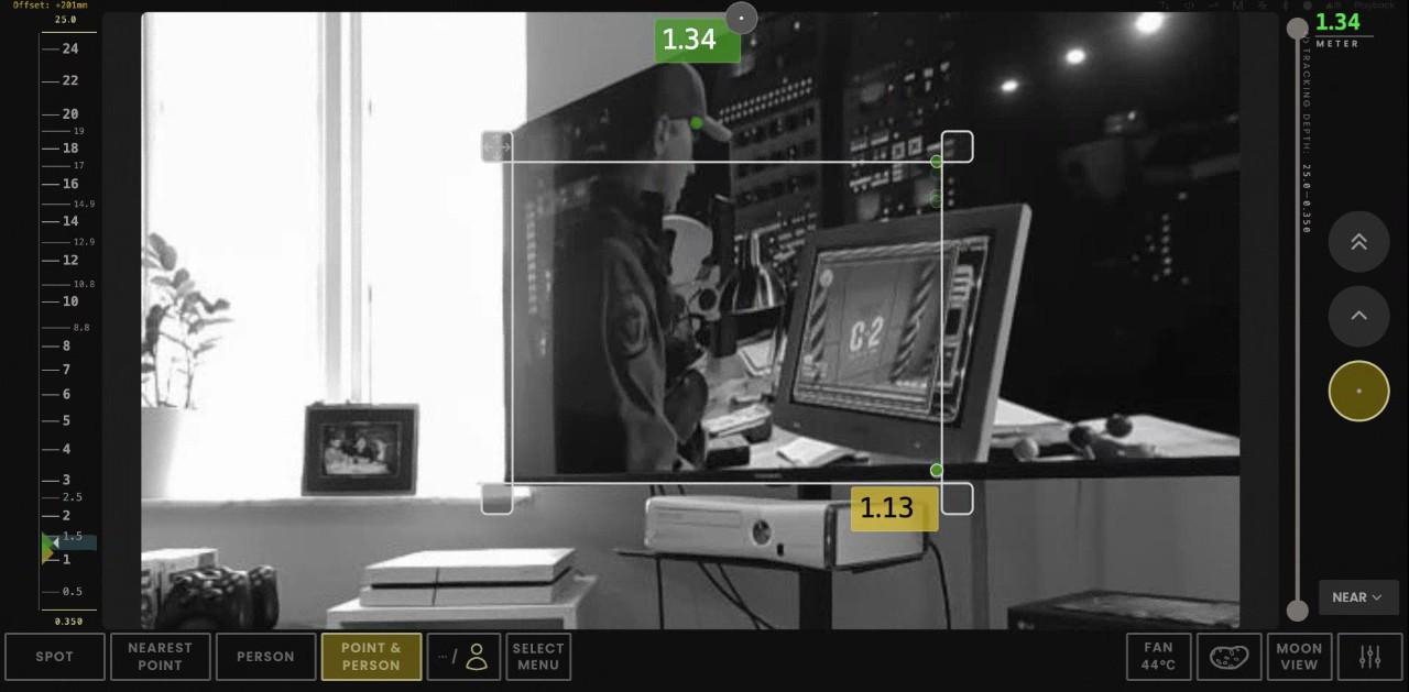 Vista en directo de Moon en modo Point & Person: dos boxes de tracking superpuestos a la imagen mostrando distancias 1.34 m (point) y 1.13 m (person), Tracking depth 25.0 / 0.350